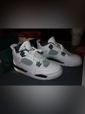 Jordan Kids White & green Basketball Sneakers